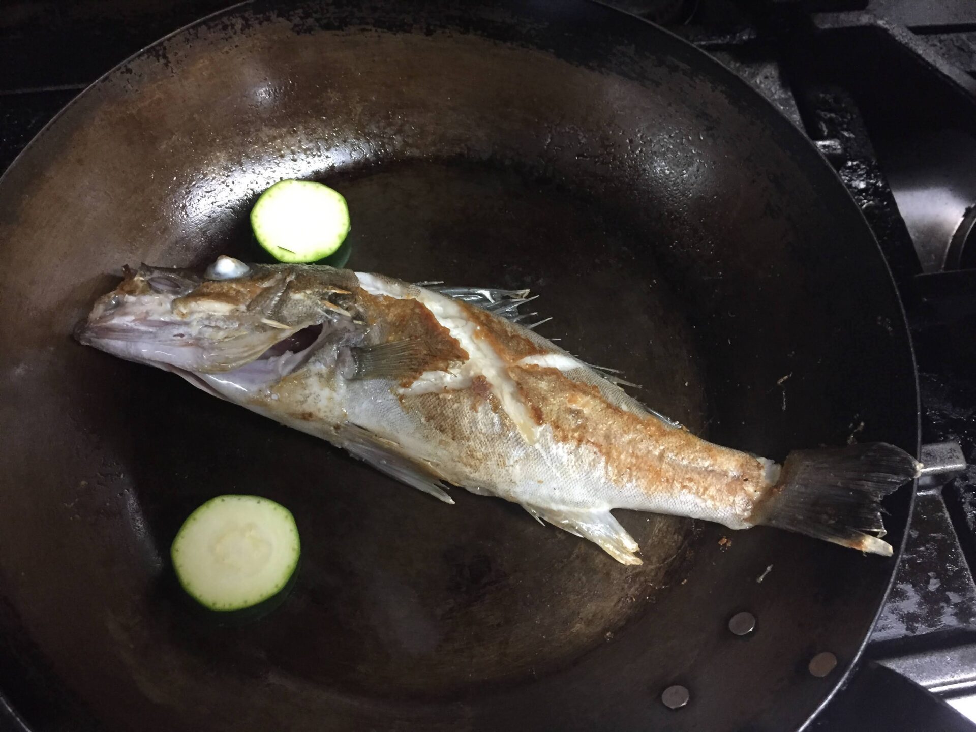 高級白身魚”アラ”に隠し包丁を施してフライパンでソテー